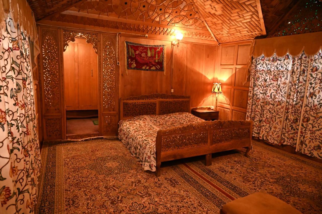 Kings Houseboats Hotel Srinagar  Bagian luar foto