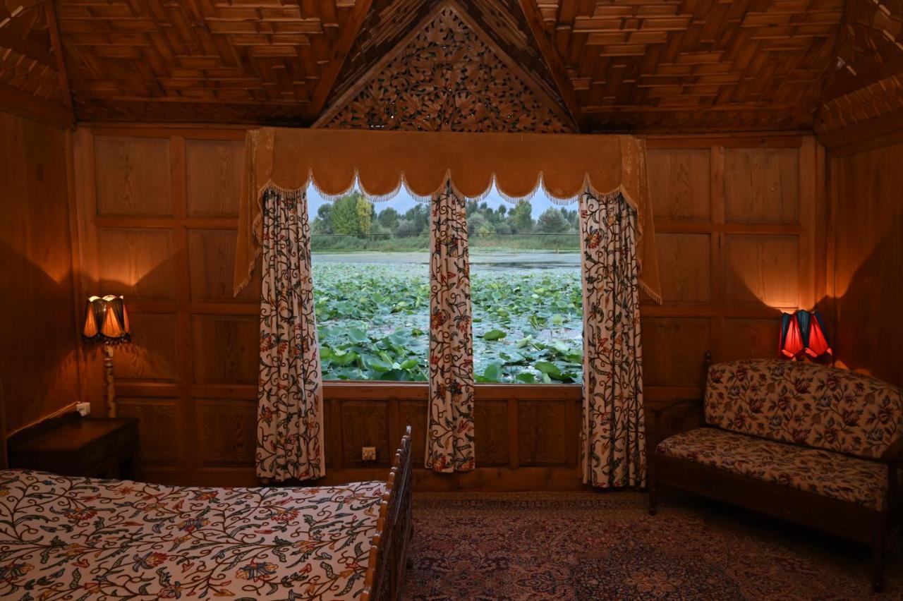 Kings Houseboats Hotel Srinagar  Bagian luar foto