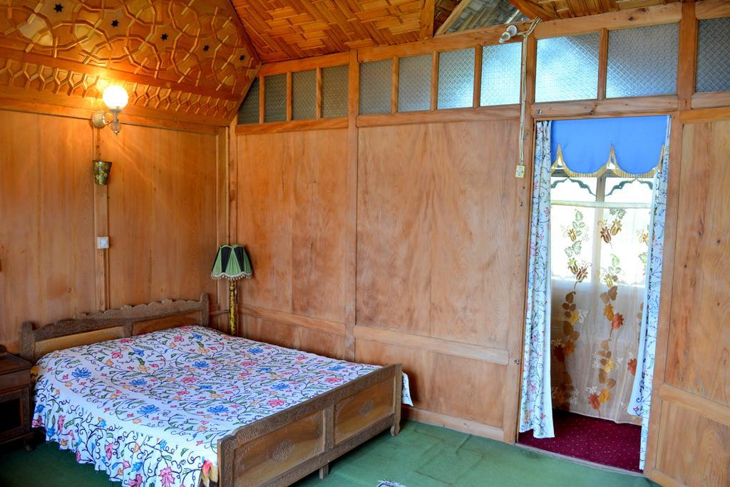 Kings Houseboats Hotel Srinagar  Ruang foto