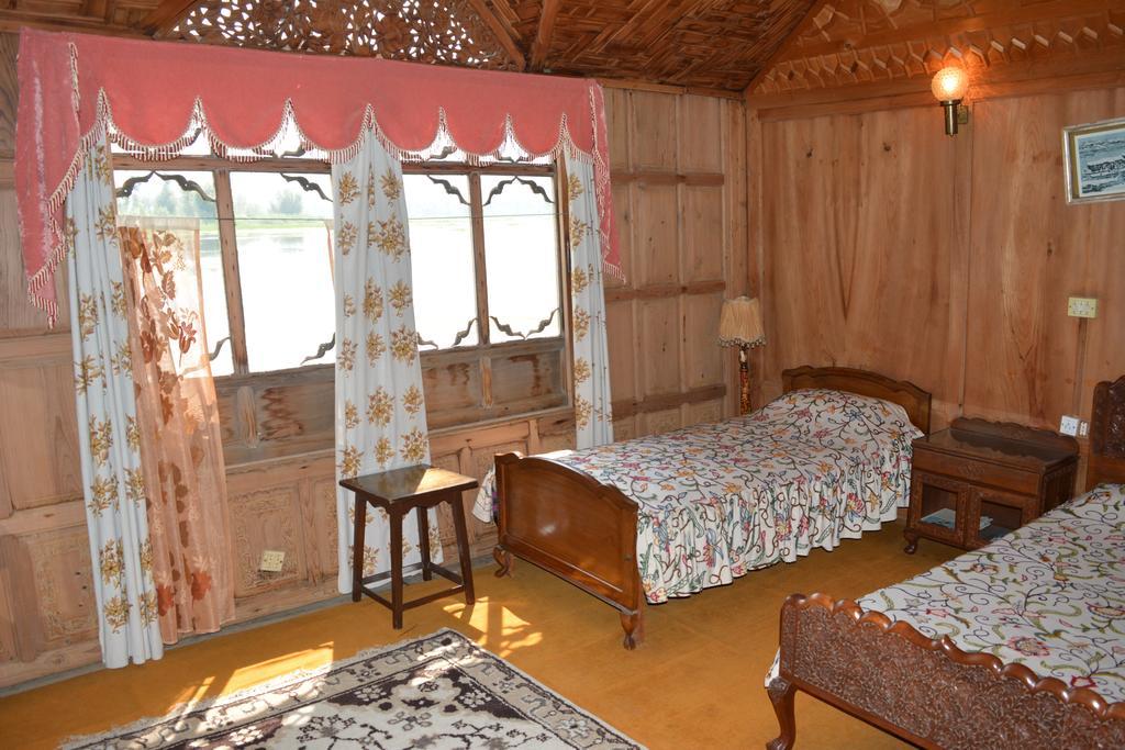 Kings Houseboats Hotel Srinagar  Ruang foto