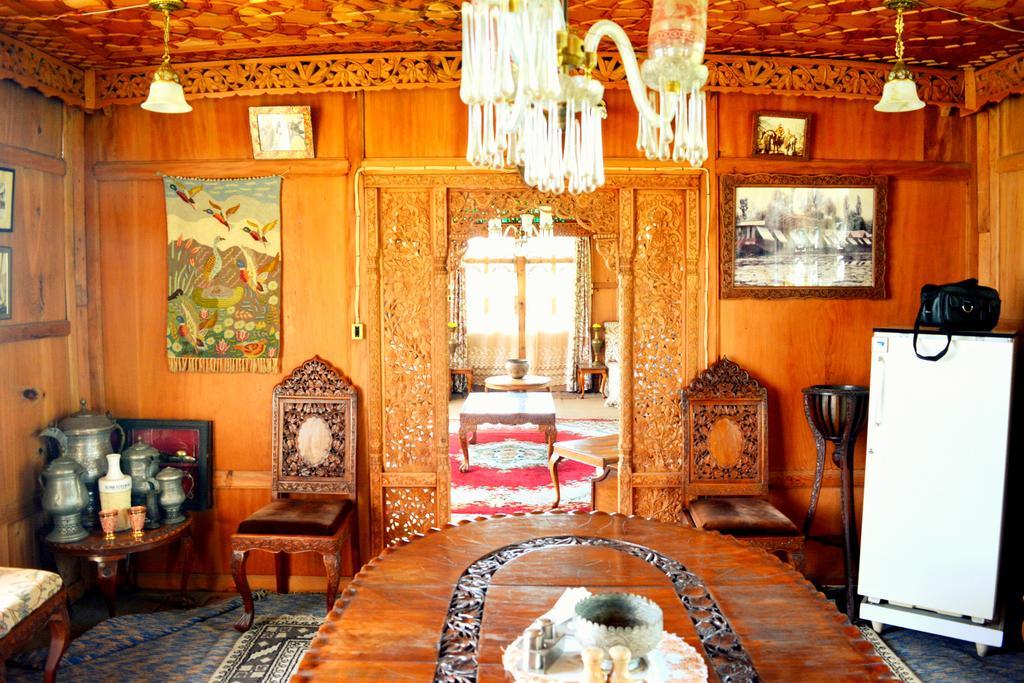 Kings Houseboats Hotel Srinagar  Bagian luar foto