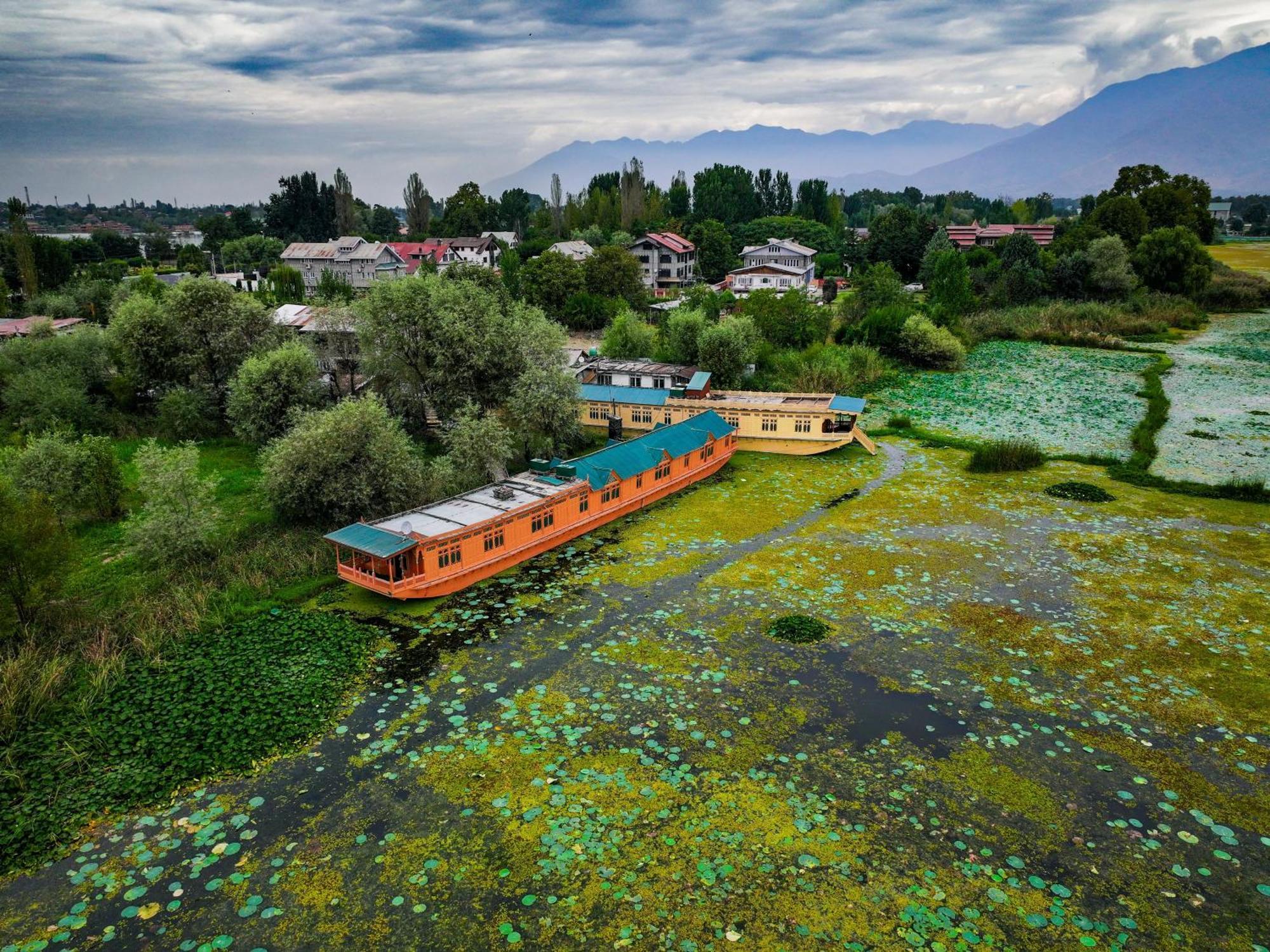 Kings Houseboats Hotel Srinagar  Bagian luar foto