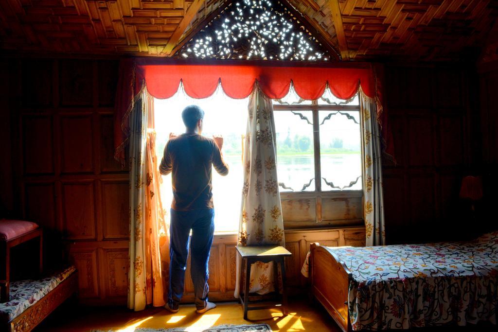 Kings Houseboats Hotel Srinagar  Bagian luar foto