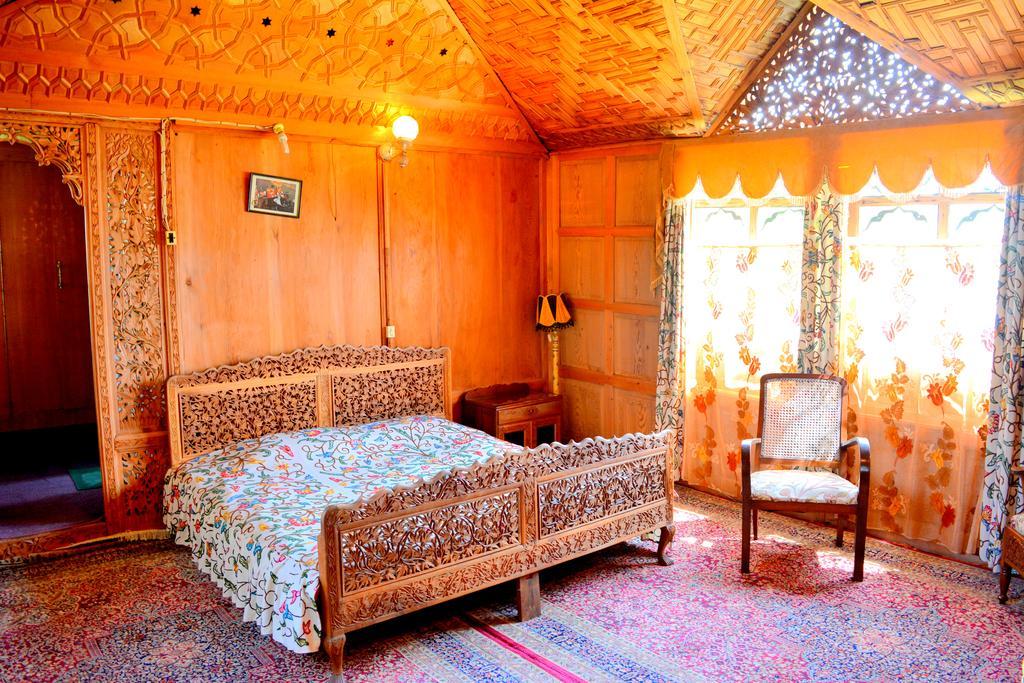 Kings Houseboats Hotel Srinagar  Bagian luar foto